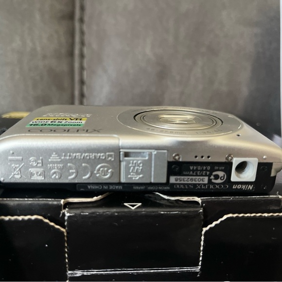 Nikon COOLPIX S3300 Silver Camera Bundle - Picture 12 of 16